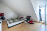 Schlafzimmer - Gemütliche 2-Zi.-DG-Wohnung mit Balkon, EBK & TG-Stellplatz!
