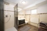 Duschbad im KG - Modernisiertes Einfamilienhaus mit ELW für 2 Generationen & exklusivem Pool!