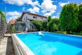 Swimmingpool (Ansicht 2) - Modernisiertes Einfamilienhaus mit ELW für 2 Generationen & exklusivem Pool!
