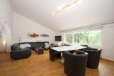 Wohnzimmer EG (Ansicht 2) - Modernisiertes Einfamilienhaus mit ELW für 2 Generationen & exklusivem Pool!
