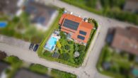 Blick von Süden - Modernisiertes Einfamilienhaus mit ELW für 2 Generationen & exklusivem Pool!