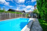 Swimmingpool (Ansicht 4) - Modernisiertes Einfamilienhaus mit ELW für 2 Generationen & exklusivem Pool!