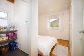 Schlafzimmer EG (Ansicht 2) - Modernisiertes Einfamilienhaus mit ELW für 2 Generationen & exklusivem Pool!