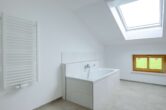 Bad (Ansicht 2) - Neubau – Großzügige & modern ausgestattete 4-Zi.-DG-Whg. auf dem Land!