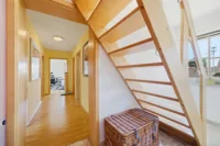 Flur im OG mit Treppe zum DG