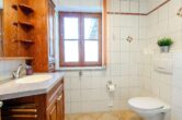 Bad im EG (Ansicht 1) - Wo Familienglück ein Zuhause findet – Großzügiges EFH mit schönem Garten