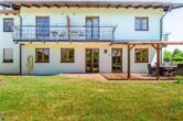 Westansicht (1) - Wo Familienglück ein Zuhause findet – Großzügiges EFH mit schönem Garten