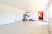 Wohnzimmer (Ansicht 1) - Wo Familienglück ein Zuhause findet – Großzügiges EFH mit schönem Garten