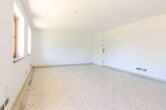 Wohnzimmer (Ansicht 3) - Wo Familienglück ein Zuhause findet – Großzügiges EFH mit schönem Garten