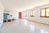 Wohnzimmer (Ansicht 2) - Wo Familienglück ein Zuhause findet – Großzügiges EFH mit schönem Garten