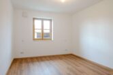 Schlafzimmer - Neubau – Moderne 3-Zi.-Whg. mit Balkon auf dem Land!