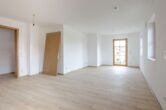 Wohnzimmer - Neubau – Moderne 3-Zi.-Whg. mit Balkon auf dem Land!