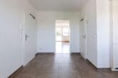 Blick von Küche zu Wohnzimmer - Sonnige 3-Zi.-Wohnung mit Südbalkon in ruhiger Lage!