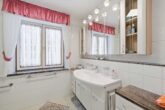 Bad (Ansicht 1) - Top gepflegte 3-Zi.-EG-Wohnung mit Südgarten & TG-Stellplatz!