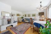 Wohnzimmer (Ansicht 2) - Top gepflegte 3-Zi.-EG-Wohnung mit Südgarten & TG-Stellplatz!