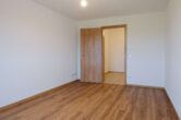 Schlafzimmer (Ansicht 2) - Neubau – Attraktive 3-Zi.-Wohnung auf dem Land!