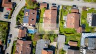 Luftbild vom Grundstück - Familie Willkommen – Schönes Reiheneckhaus mit großen Garten & toller Wohnlage!