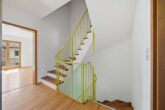 Treppe zum DG - Familie Willkommen – Schönes Reiheneckhaus mit großen Garten & toller Wohnlage!